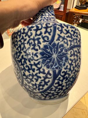 A Chinese blue and white bottle-shaped 'lotus scroll' vase and a pair of square famille verte flasks and covers, 19th C. — foto 4
