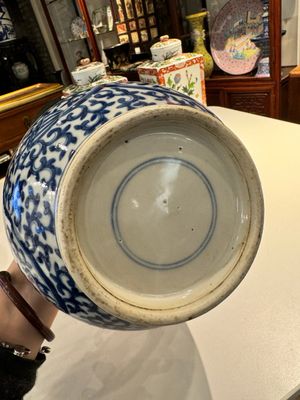 A Chinese blue and white bottle-shaped 'lotus scroll' vase and a pair of square famille verte flasks and covers, 19th C. — foto 5