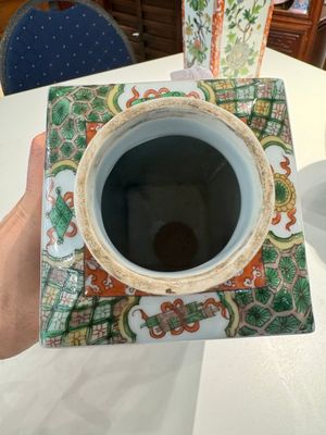 A Chinese blue and white bottle-shaped 'lotus scroll' vase and a pair of square famille verte flasks and covers, 19th C. — foto 10