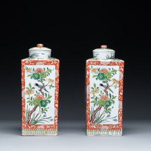 A Chinese blue and white bottle-shaped 'lotus scroll' vase and a pair of square famille verte flasks and covers, 19th C. — foto 3