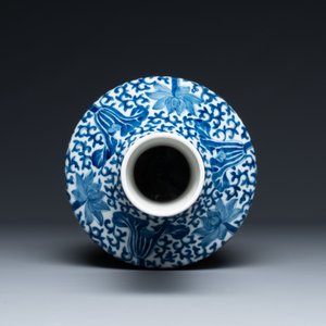 A Chinese blue and white bottle-shaped 'lotus scroll' vase and a pair of square famille verte flasks and covers, 19th C. — foto 8