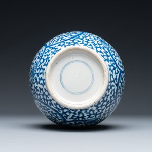A Chinese blue and white bottle-shaped 'lotus scroll' vase and a pair of square famille verte flasks and covers, 19th C. — foto 9