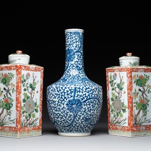 A Chinese blue and white bottle-shaped 'lotus scroll' vase and a pair of square famille verte flasks and covers, 19th C. — 照片 1