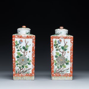 A Chinese blue and white bottle-shaped 'lotus scroll' vase and a pair of square famille verte flasks and covers, 19th C. — 照片 4