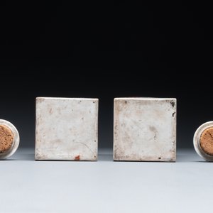 A Chinese blue and white bottle-shaped 'lotus scroll' vase and a pair of square famille verte flasks and covers, 19th C. — 照片 7