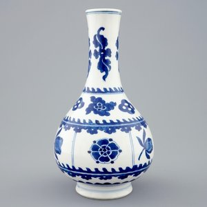A Chinese blue and white bottle shaped vase, Kangxi — photo 1