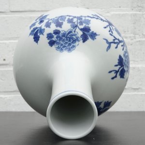 A Chinese blue and white bottle-shaped vase of floral design, 20th C. — photo 12