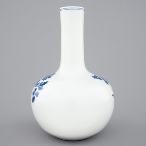 A Chinese blue and white bottle-shaped vase of floral design, 20th C. — photo 3