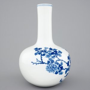 A Chinese blue and white bottle-shaped vase of floral design, 20th C. — photo 4