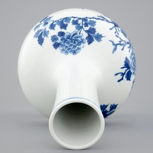 A Chinese blue and white bottle-shaped vase of floral design, 20th C. — photo 5