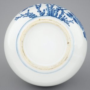 A Chinese blue and white bottle-shaped vase of floral design, 20th C. — photo 6