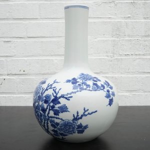 A Chinese blue and white bottle-shaped vase of floral design, 20th C. — photo 10