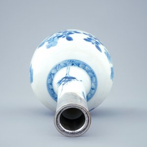 A Chinese blue and white bottle shaped vase with silver mount, Kangxi — photo 6