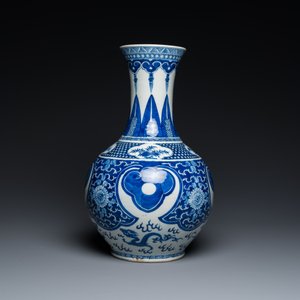 A Chinese blue and white bottle vase, 19th C. — 照片 3