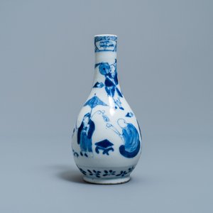 A Chinese blue and white bottle vase, 19th C. — photo 1