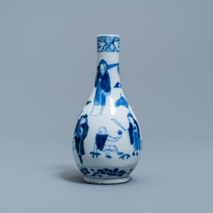 A Chinese blue and white bottle vase, 19th C. — photo 4