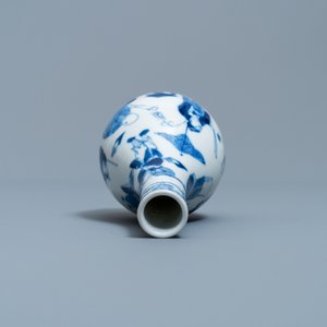A Chinese blue and white bottle vase, 19th C. — photo 5