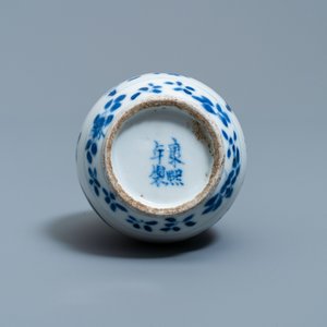 A Chinese blue and white bottle vase, 19th C. — photo 6