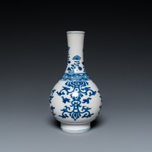 A Chinese blue and white bottle vase, a tazza and a pair of famille rose cups and saucers, Kangxi and later — photo 4