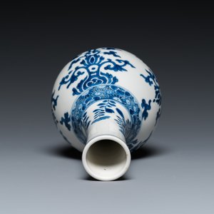 A Chinese blue and white bottle vase, a tazza and a pair of famille rose cups and saucers, Kangxi and later — photo 9
