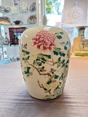 A Chinese blue and white bottle vase and a famille rose 'peaches' jar, 19th C. — photo 1
