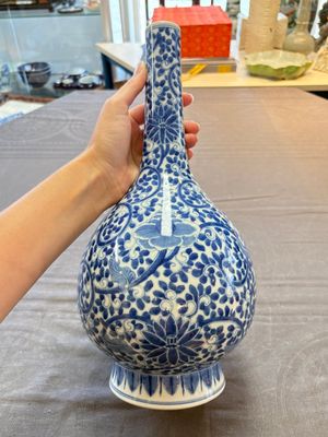 A Chinese blue and white bottle vase and a famille rose 'peaches' jar, 19th C. — photo 11