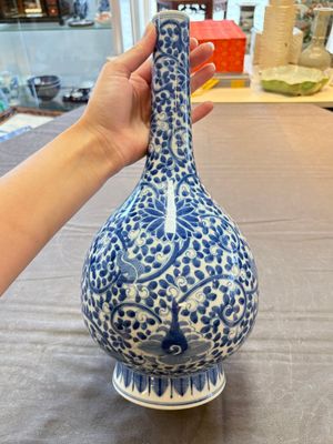 A Chinese blue and white bottle vase and a famille rose 'peaches' jar, 19th C. — photo 12
