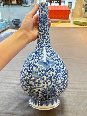 A Chinese blue and white bottle vase and a famille rose 'peaches' jar, 19th C. — photo 13