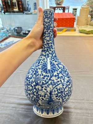 A Chinese blue and white bottle vase and a famille rose 'peaches' jar, 19th C. — photo 14