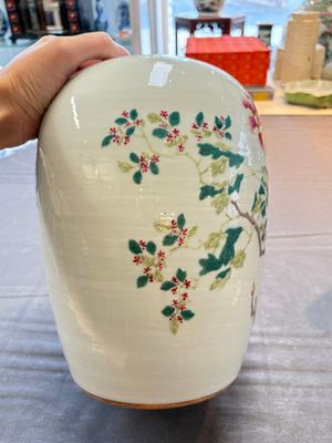 A Chinese blue and white bottle vase and a famille rose 'peaches' jar, 19th C. — photo 2