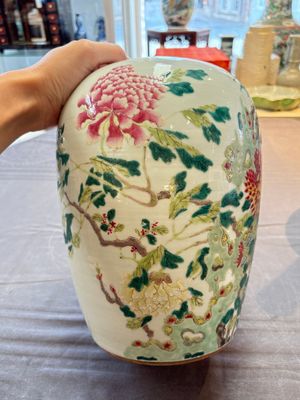 A Chinese blue and white bottle vase and a famille rose 'peaches' jar, 19th C. — photo 3