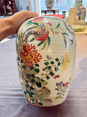 A Chinese blue and white bottle vase and a famille rose 'peaches' jar, 19th C. — photo 4