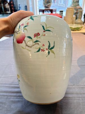 A Chinese blue and white bottle vase and a famille rose 'peaches' jar, 19th C. — photo 5
