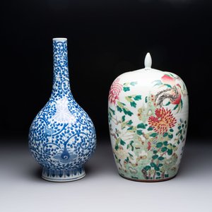 A Chinese blue and white bottle vase and a famille rose 'peaches' jar, 19th C. — photo 1