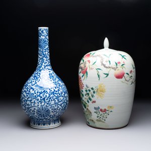 A Chinese blue and white bottle vase and a famille rose 'peaches' jar, 19th C. — photo 2