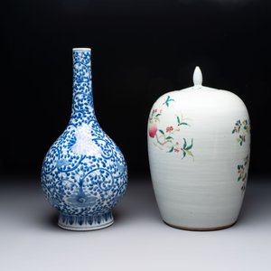 A Chinese blue and white bottle vase and a famille rose 'peaches' jar, 19th C. — photo 3