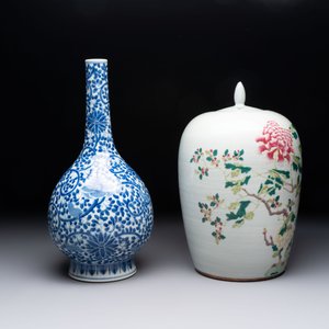 A Chinese blue and white bottle vase and a famille rose 'peaches' jar, 19th C. — photo 4