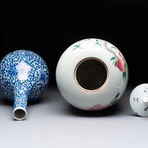 A Chinese blue and white bottle vase and a famille rose 'peaches' jar, 19th C. — photo 5