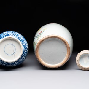 A Chinese blue and white bottle vase and a famille rose 'peaches' jar, 19th C. — photo 6