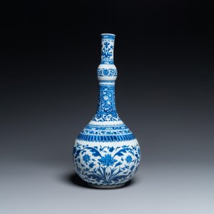 A Chinese blue and white bottle vase in Transitional style, Kangxi — photo 3