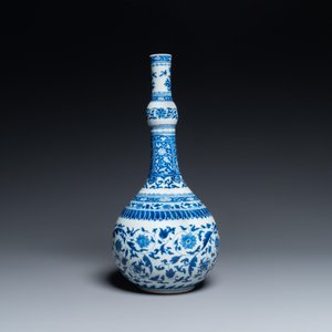 A Chinese blue and white bottle vase in Transitional style, Kangxi — photo 4