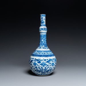 A Chinese blue and white bottle vase in Transitional style, Kangxi — photo 5