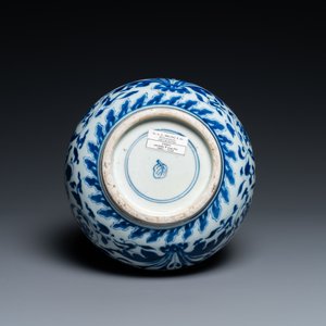 A Chinese blue and white bottle vase in Transitional style, Kangxi — photo 7