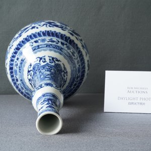 A Chinese blue and white bottle vase in Transitional style, Kangxi — photo 10