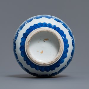 A Chinese blue and white bottle vase, Kangxi — photo 6