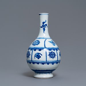 A Chinese blue and white bottle vase, Kangxi — 照片 1