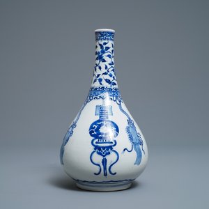 A Chinese blue and white bottle vase, Kangxi — photo 1