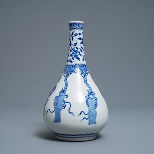 A Chinese blue and white bottle vase, Kangxi — photo 2