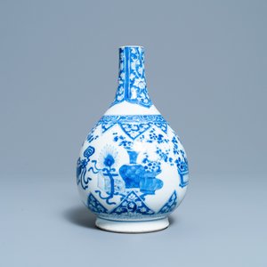 A Chinese blue and white bottle vase, Kangxi — photo 2