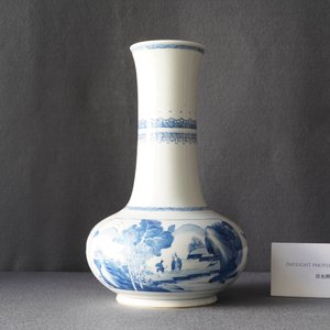A Chinese blue and white bottle vase, Kangxi — photo 7